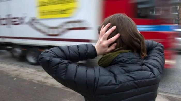 ভিড় এলাকায় বাড়ি হলে হৃদরোগে আক্রান্ত হতে পারেন। প্রতীকী ছবি