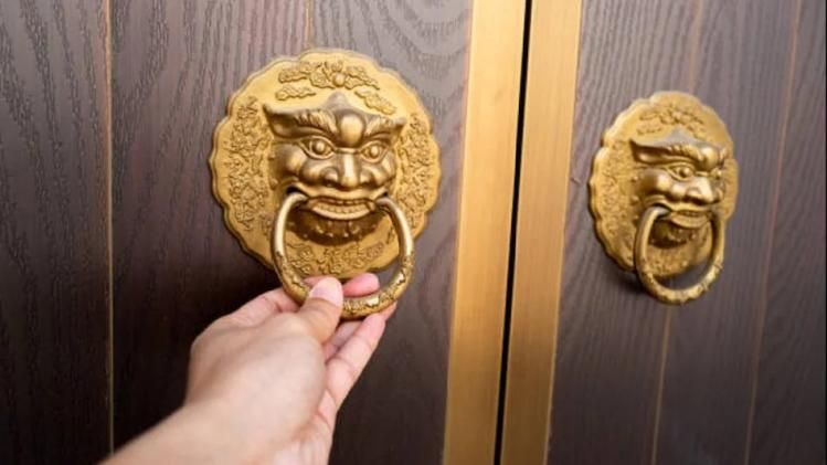 ঘরের দরজার এগুলি লাগান