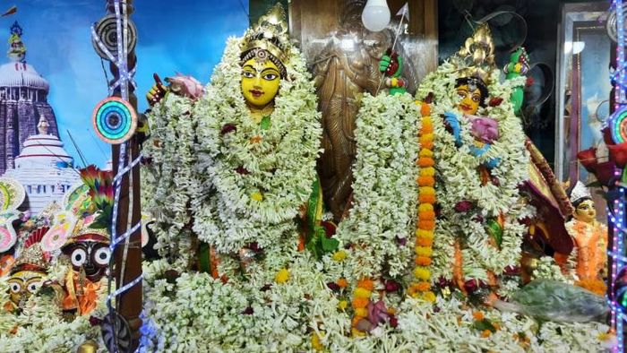 শ্রী শ্রী চৈতন্য মহাপ্রভুর শ্রী মন্দিরে (ছবি-শুভঙ্কর বন্দ্যোপাধ্যায়)