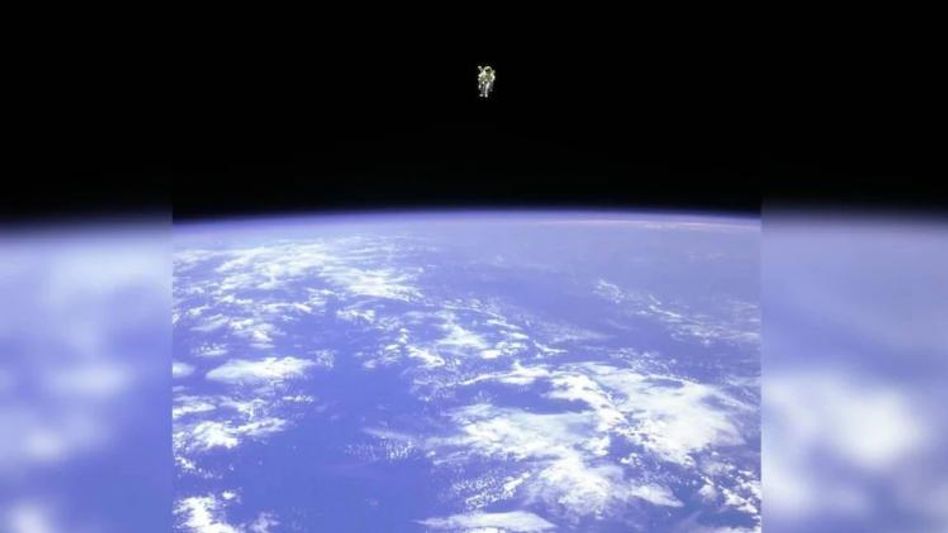 খোলা আকাশে ভাসছেন মহাকাশচারী, NASA-র হাড় হিম করা VIDEO খোলা আকাশে ভাসছেন মহাকাশচারী, NASA-র হাড় হিম করা VIDEO