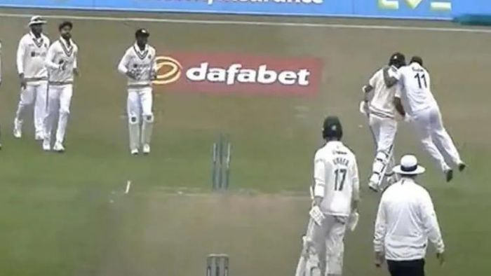 আউট হয়ে ভাইরাল পূজারা, কাঁধে চড়লেন সামি