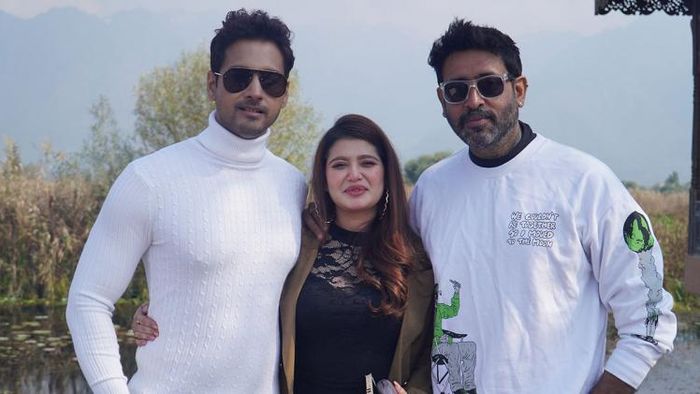 'চিনে বাদাম '-র শ্যুটিংয়ের ফাঁকে যশ, এনা, শিলাদিত্য