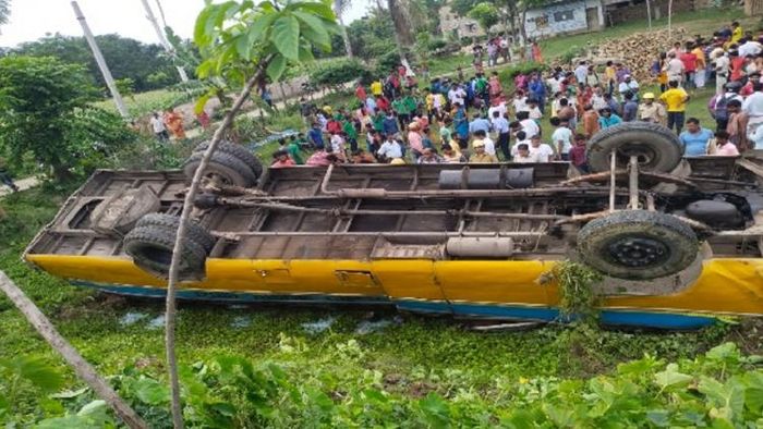 উল্টে গেল বাস।