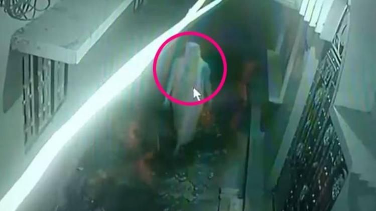 নাইটি পরে এল চোর, ঘরে ঢুকে ৭০ লাখের সম্পত্তি নিয়ে চম্পট 