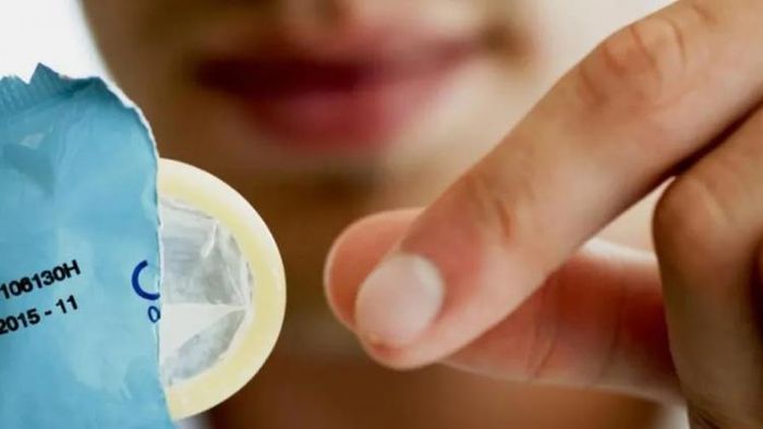 কন্ডোমের নেশা দুর্গাপুরে, কী বলছেন মনোবিদরা?