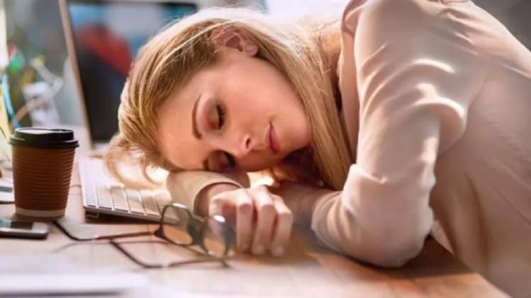 অফিসে বসে ঘুম পায়? হতে পারেন Hypersomnia-র শিকার, জেনে নিন উপসর্গ