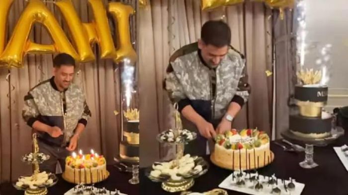 কেক কাটছেন ধোনি