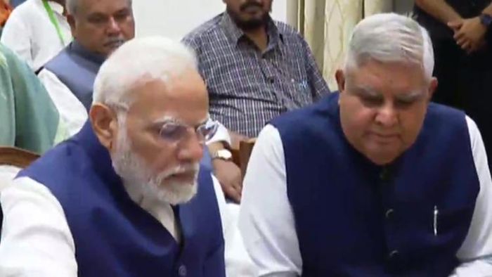 মোদীকে নিয়ে মনোনয়ন জমা