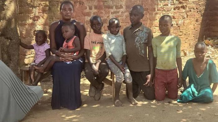 সন্তানদের নিয়ে নলোঙ্গো গ্লোরিয়া