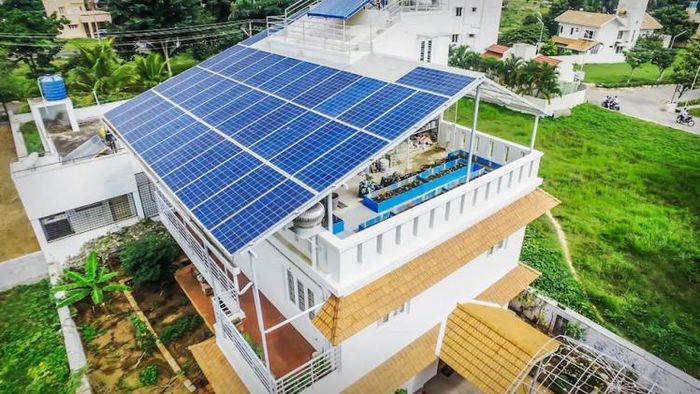 বাড়িতে সোলার প্যানেল।