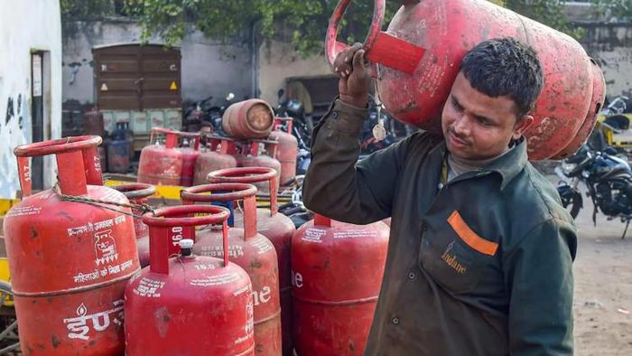 রান্নার গ্যাসে ভর্তুকি ছাঁটাই।