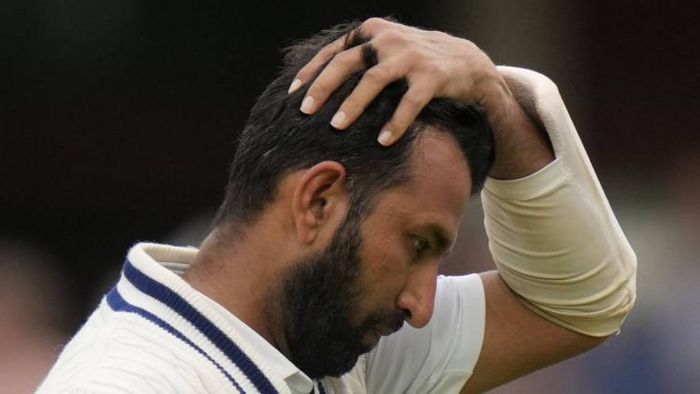 আউট হয়ে ফিরছেন পূজারা