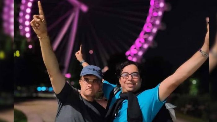 বন্ধু শতদ্রু দত্তের সঙ্গে সৌরভ, ছবি- শতদ্রু দত্তের ফেসবুক