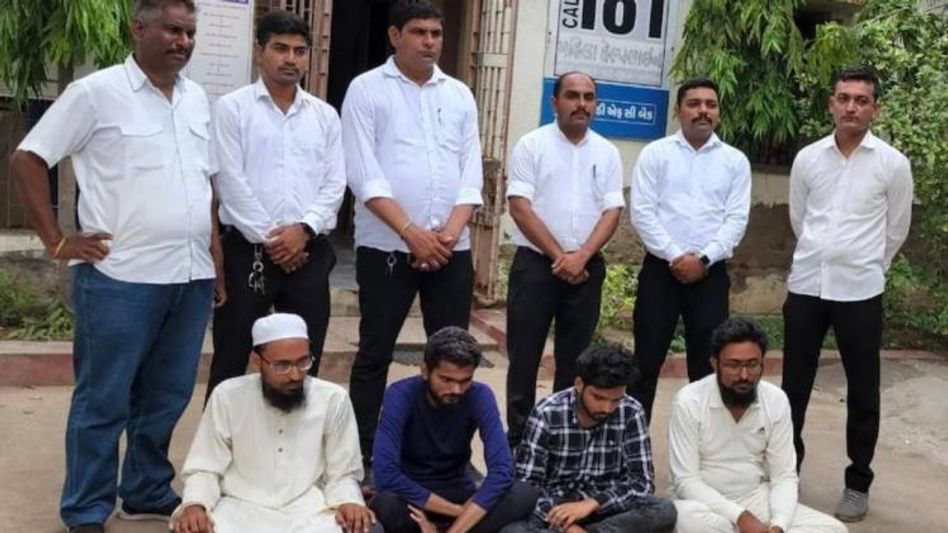 ক্রিকেটার-আম্পায়ার-কমেন্টেটর সব নকল! গুজরাতে ফেক IPL নেটওয়ার্কের পর্দাফাঁস ক্রিকেটার-আম্পায়ার-কমেন্টেটর সব নকল! গুজরাতে ফেক IPL নেটওয়ার্কের পর্দাফাঁস