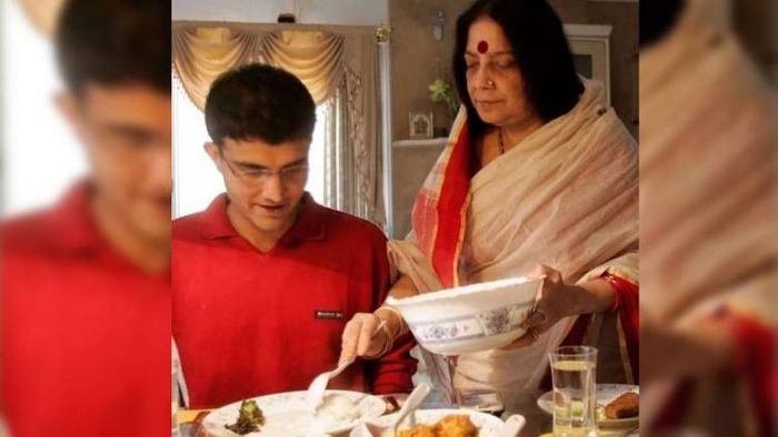 সৌরভ গঙ্গোপাধ্যায় ও তাঁর মা