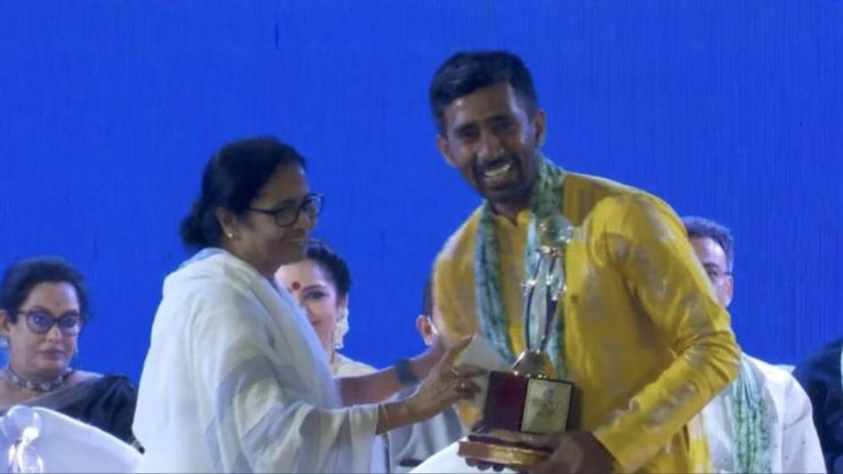বঙ্গভূষণ পেয়ে আপ্লুত ঋদ্ধিমান, বললেন, 'বাংলায় ফিরব...'  বঙ্গভূষণ পেয়ে আপ্লুত ঋদ্ধিমান, বললেন, 'বাংলায় ফিরব...'