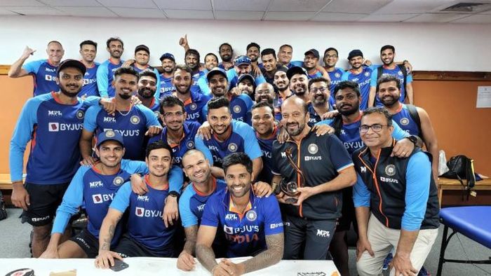 ট্রফি হাতে ভারতীয় দল