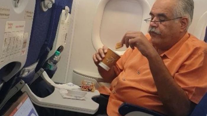 চায়ে ডুবিয়ে পারলে-জি বিস্কুট খাচ্ছেন শিল্পপতি রাহুল ভাটিয়া, Viral