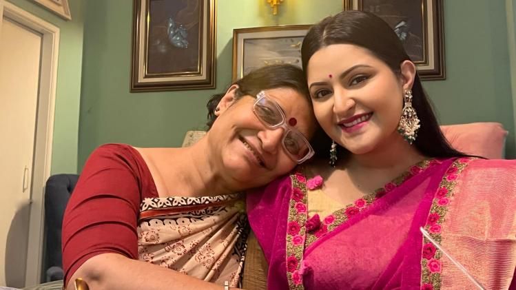 মা শিল্পী সরকার অপুর সঙ্গে পরিমণি