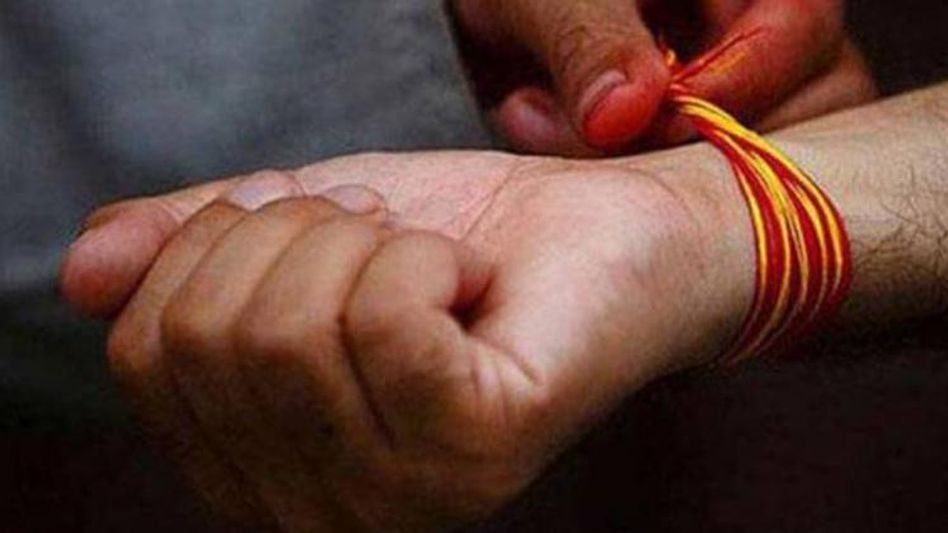 হাতে তাগা বাঁধায় মহিলা ও পুরুষদের নিয়ম আলাদা, ভুল করলে বড় বিপদ হাতে তাগা বাঁধায় মহিলা ও পুরুষদের নিয়ম আলাদা, ভুল করলে বড় বিপদ