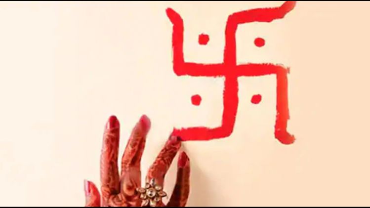 ঘরে কোথায় স্বস্তিক চিহ্ন আঁকলে দূরে থাকবে অশুভ শক্তি? 