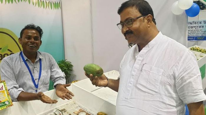 মুখ্যমন্ত্রী মমতা বন্দ্যোপাধ্যায়ের ভাই বাবুন বন্দ্যোপাধ্যায় (আম হাতে)। ছবি সৌজন্য: ফেসবুক