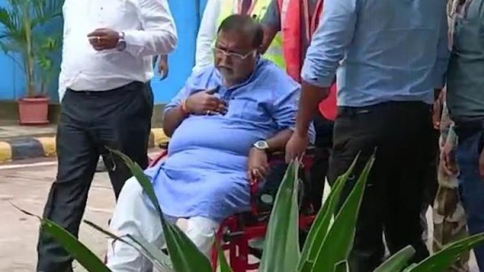 '... সময়ে জানতে পারবেন,' হাসপাতাল থেকে বেরিয়ে ফের বিস্ফোরক পার্থ '... সময়ে জানতে পারবেন,' হাসপাতাল থেকে বেরিয়ে ফের বিস্ফোরক পার্থ