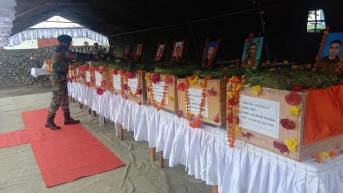 মণিপুরে ধসে মৃত সেনা জওয়ানদের দেহ কফিনবন্দি হয়ে ফিরল বাগডোগরাতে