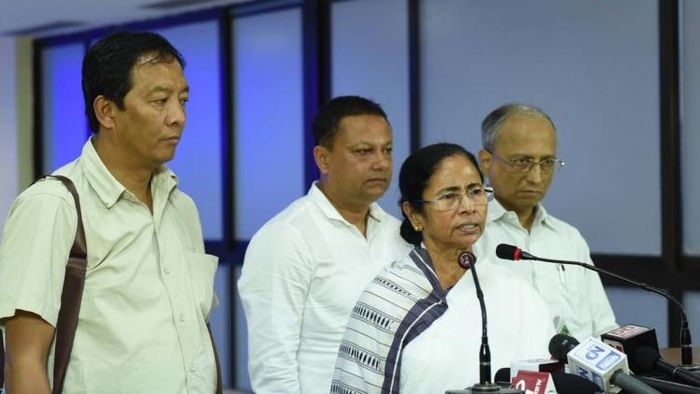 অনিত থাপা-বিনয় তামাংদের সঙ্গে মুখ্য়মন্ত্রী মমতা বন্দ্যোপাধ্যায়-ফাইল ছবি। সৌজন্য দার্জিলিং ক্রনিকাল