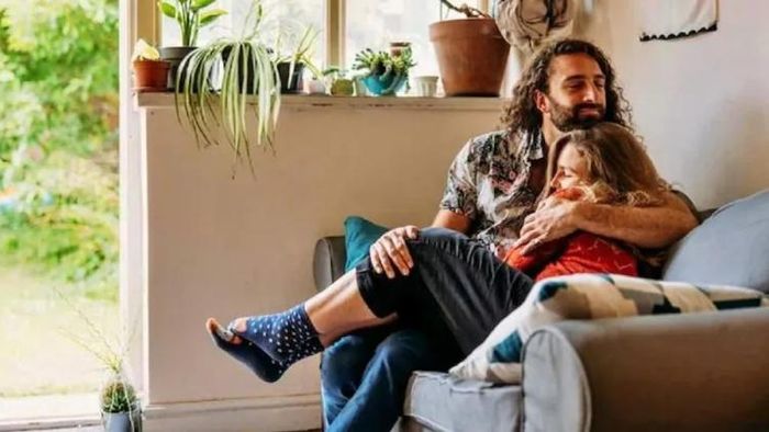 জড়িয়ে ধরেই লাখ লাখ কামাচ্ছেন, ব্যক্তির বুকে মাথা রাখতে পুরুষ-মহিলার লম্বা লাইন