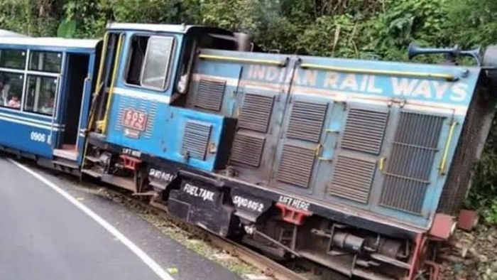 শিলিগুড়ি থেকে দার্জিলিং যাওয়ার পথে ফের লাইনচ্যুত টয়ট্রেন