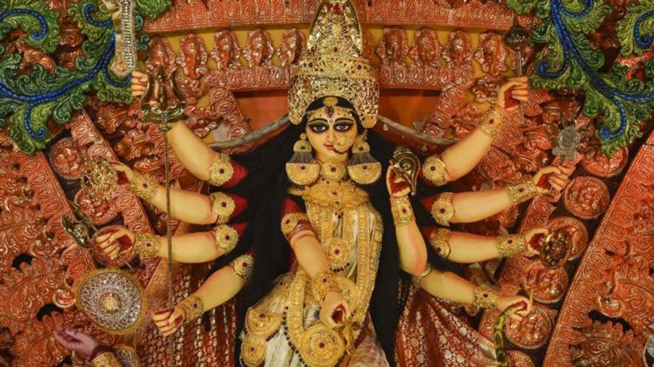 অসুর বধে, দুর্গার হাতে অস্ত্র তুলে দিয়েছিলেন দেবতারা! জানুন বিশেষ তাৎপর্য  অসুর বধে, দুর্গার হাতে অস্ত্র তুলে দিয়েছিলেন দেবতারা! জানুন বিশেষ তাৎপর্য