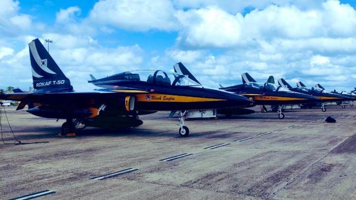 কলকাতা বিমানবন্দের হঠাৎ 'ফাইটার জেট'