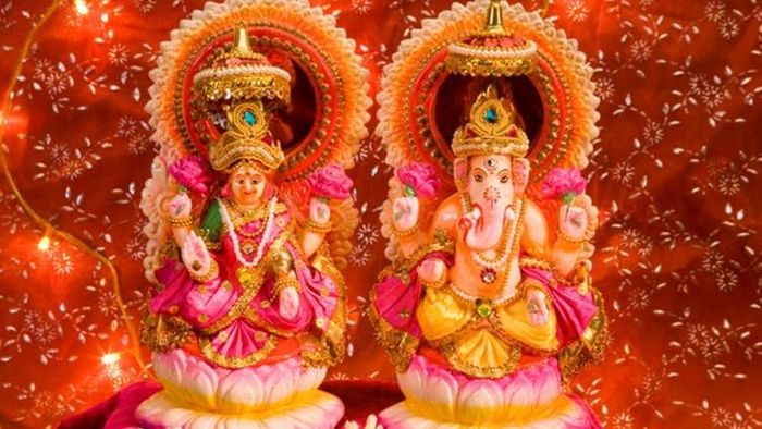 গণেশ ও লক্ষ্মীর মূর্তি।