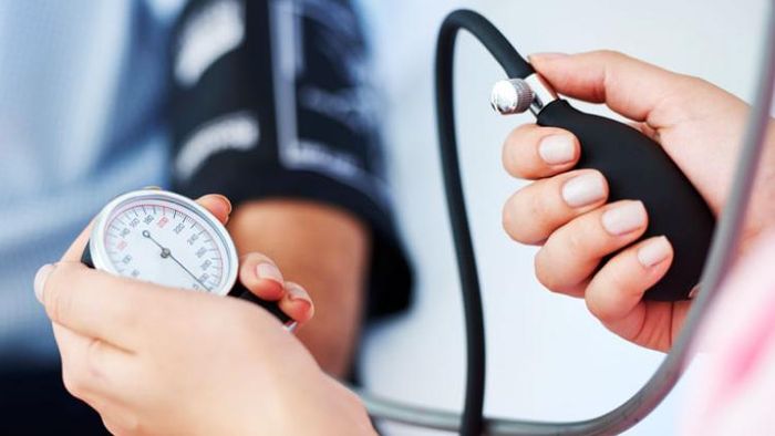 রক্তচাপ বেশি হলে সঙ্গে সঙ্গে কী করা উচিত?