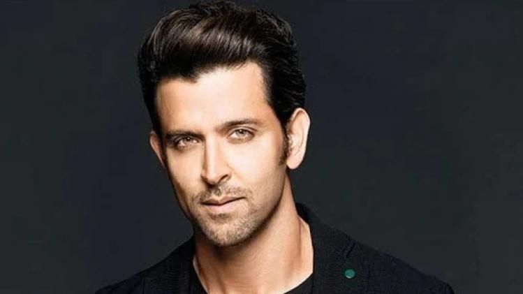 ফ্যানের পা ছুঁয়ে সোশালে বন্দিত Hrithik Roshan, দেখুন Viral Video