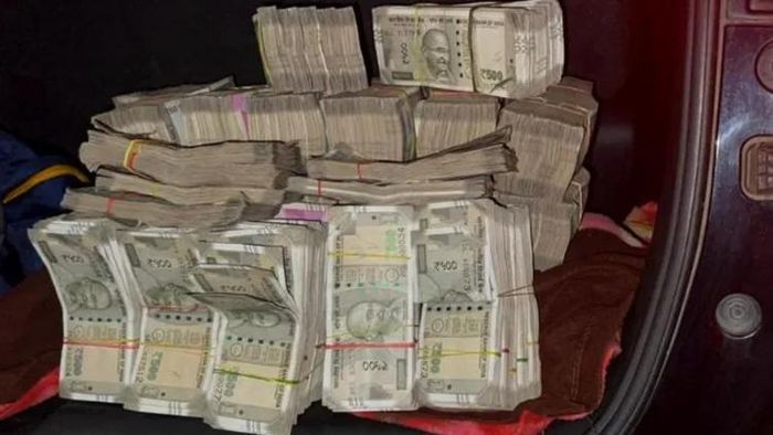 ৩ কংগ্রেস বিধায়কের কাছ থেকে উদ্ধার হওয়া ৪৯ লক্ষ টাকা।