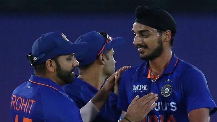 ৩ উইকেট নিলেন আর্শদীপ