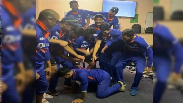 জিম্বাবোয়েকে হারিয়ে 'কালা চশমা' ডান্স টিম ইন্ডিয়ার, VIDEO VIRAL  