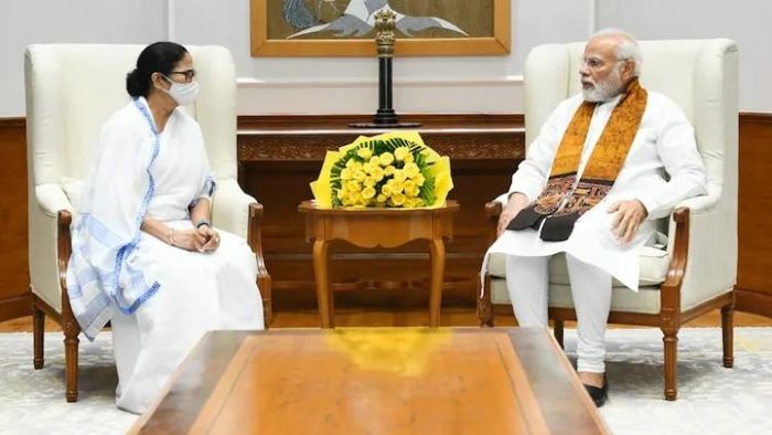 মুখ্যমন্ত্রী মমতা বন্দ্যোপাধ্যায় এবং প্রধানমন্ত্রী নরেন্দ্র মোদী। ছবি সৌজন্য: টুইটার