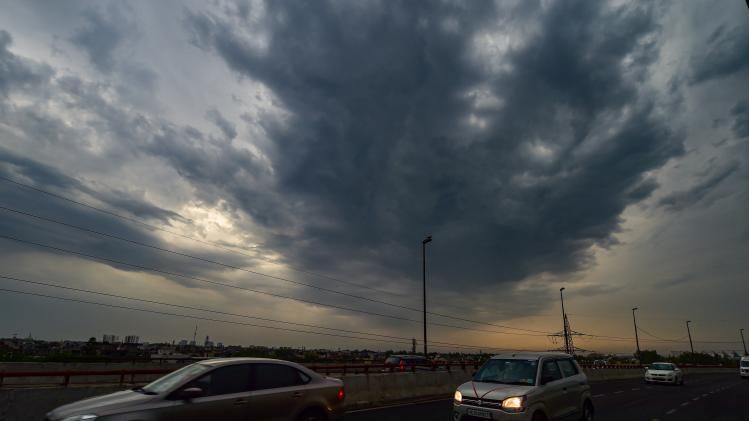 নিম্নচাপ কাটলেও ফের সতর্কবার্তা, কয়েক ঘণ্টায় আবহাওয়ার বড়সড় পরিবর্তন 