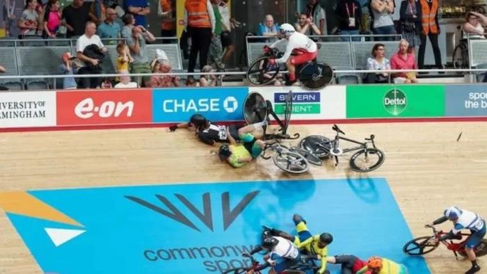 কমনওয়েলথ গেমসে দুর্ঘটনা, দর্শকাসনে ঢুকে পড়ল তিন সাইক্লিস্ট