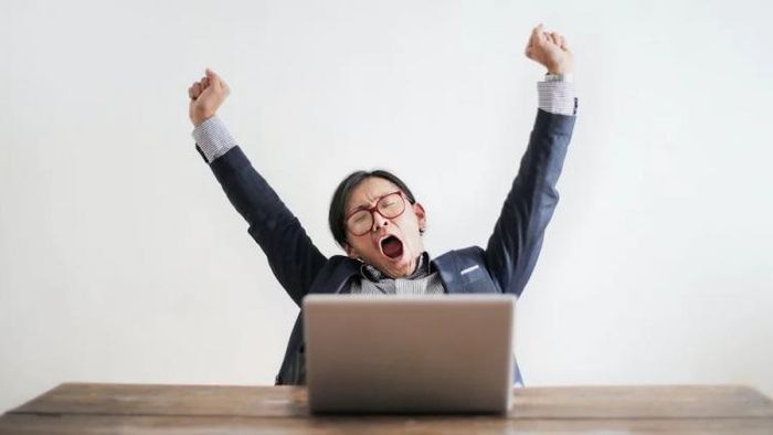 খাবার খেলেই ঘুম পায়? কেন এমন হয় জানেন?