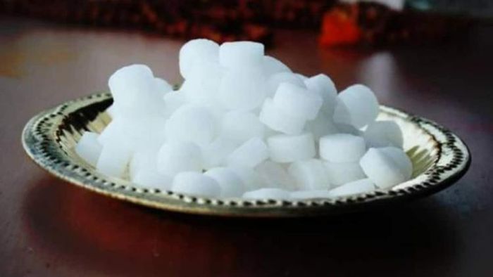 পুজোয় কর্পূরের ব্যবহার অপরিহার্য বলে মনে করা হয়।