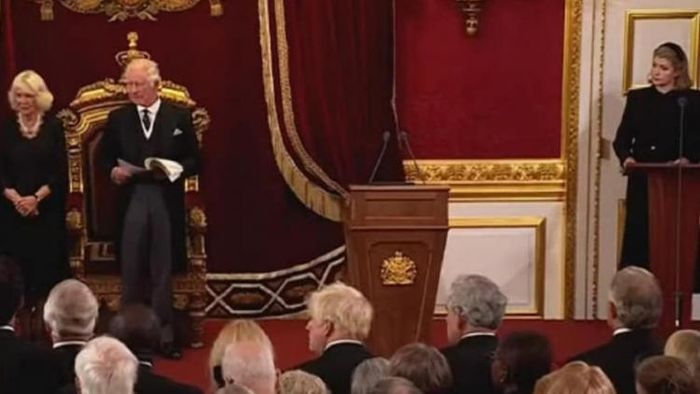 তৃতীয় চার্লসের রাজ্যাভিষেক।