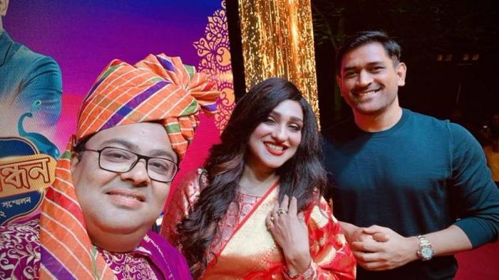 অম্বরীশ ও ঋতুপর্ণার সঙ্গে ধোনি (অম্বরীশ ভট্টাচার্যের ফেসবুক পেজ)