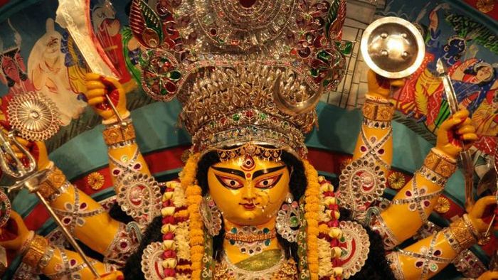 এবছর মা দুর্গার আগমন গজে ও গমন নৌকায়