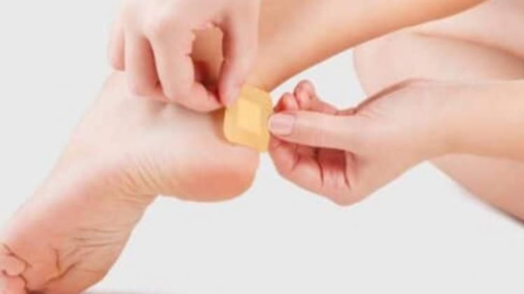 দুর্গাপুজোয় নতুন জুতো পরলেই পায়ে ফোস্কা? রইল ম্যাজিকাল টোটকা