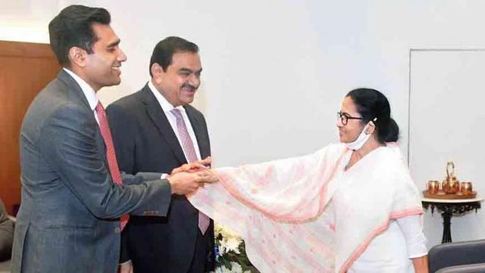মুখ্যমন্ত্রী মমতা বন্দ্যোপাধ্যায়ের সঙ্গে করণ ও গৌতম আদানি।