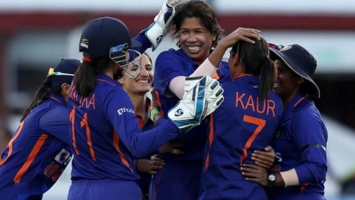 ক্রিকেট থেকে অবসর ঝুলনের।